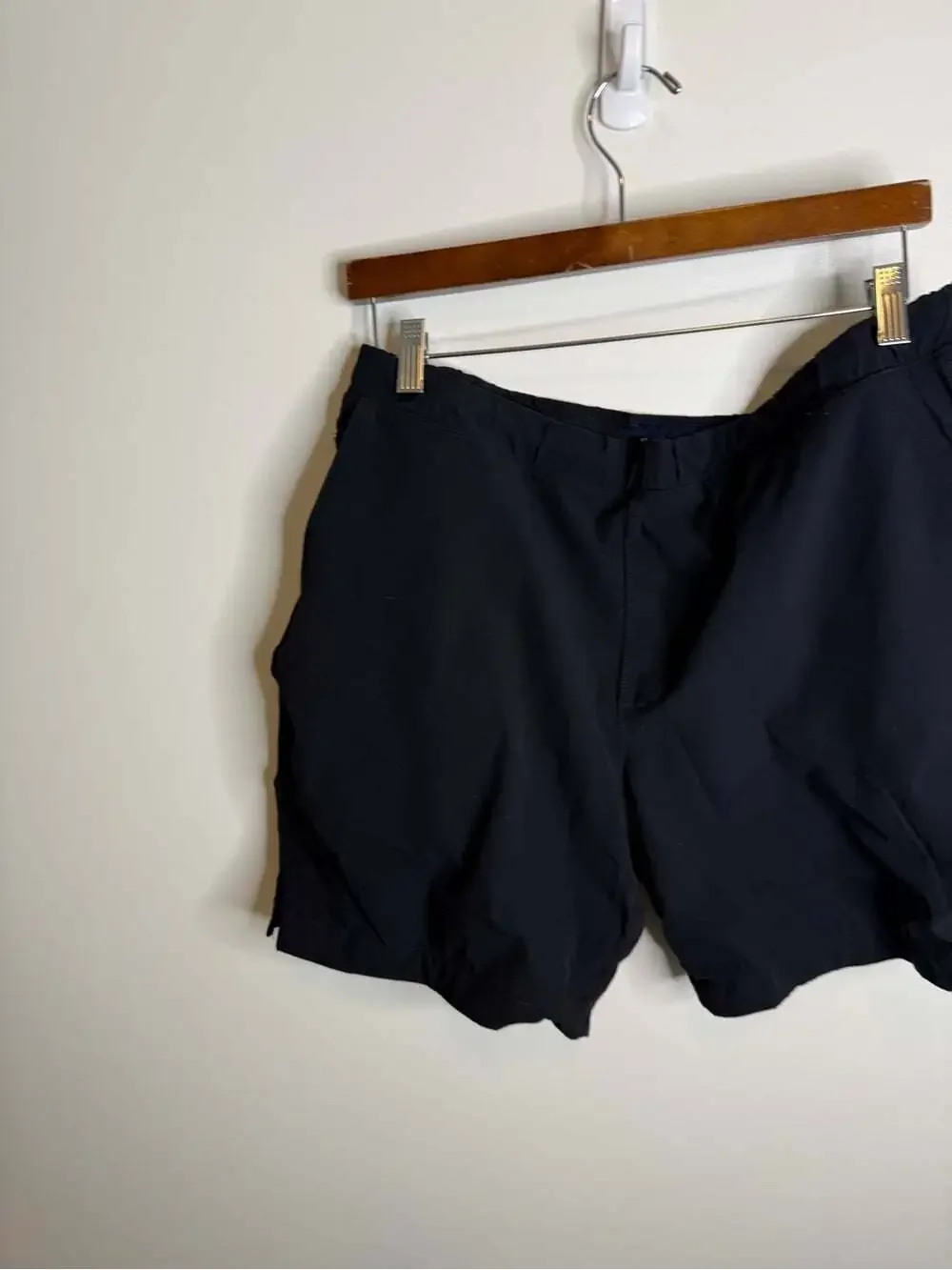 Abercrombie & Fitch black Flat-Front Men's Shorts size large